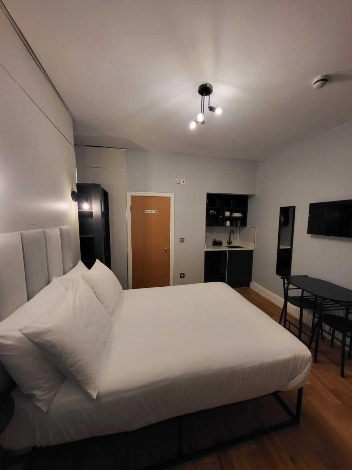 FB3- Basement Studio Fits 2 Near Hyde Park Londen Buitenkant foto